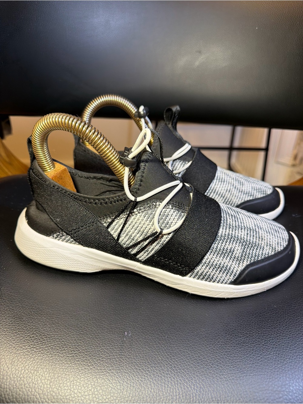 Vionic Womens Sky Alaina Black and White Walking Shoes Size 7.5 (Wide)